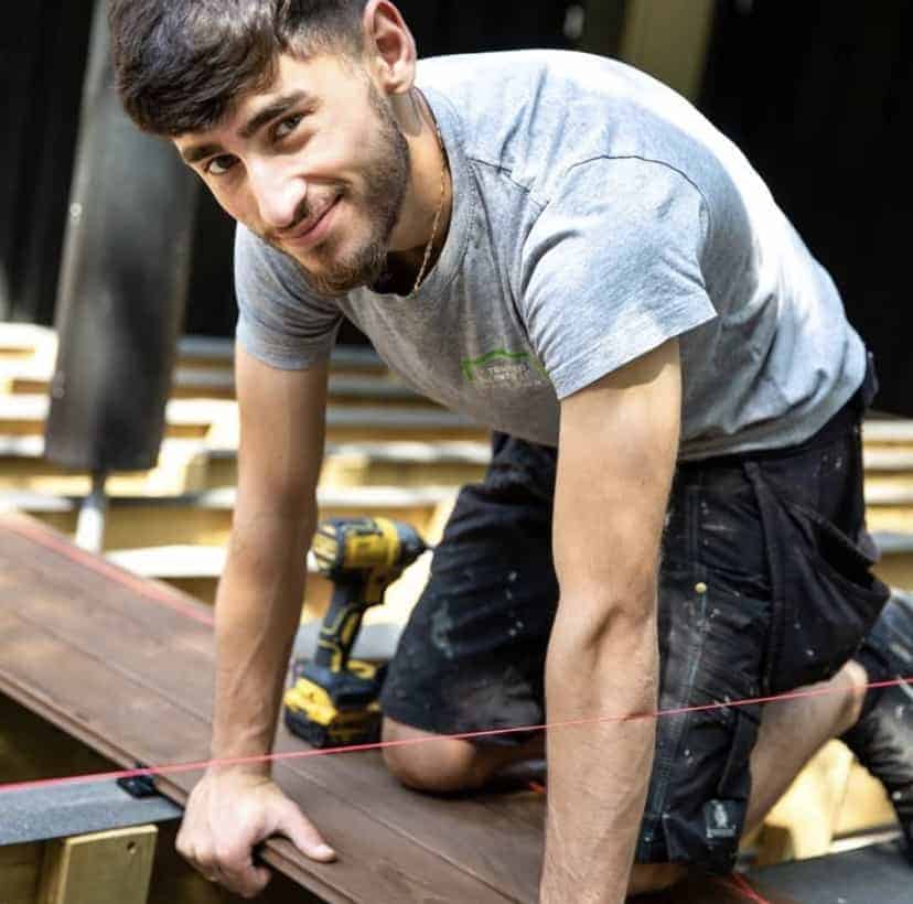Tømrer igang med arbejde