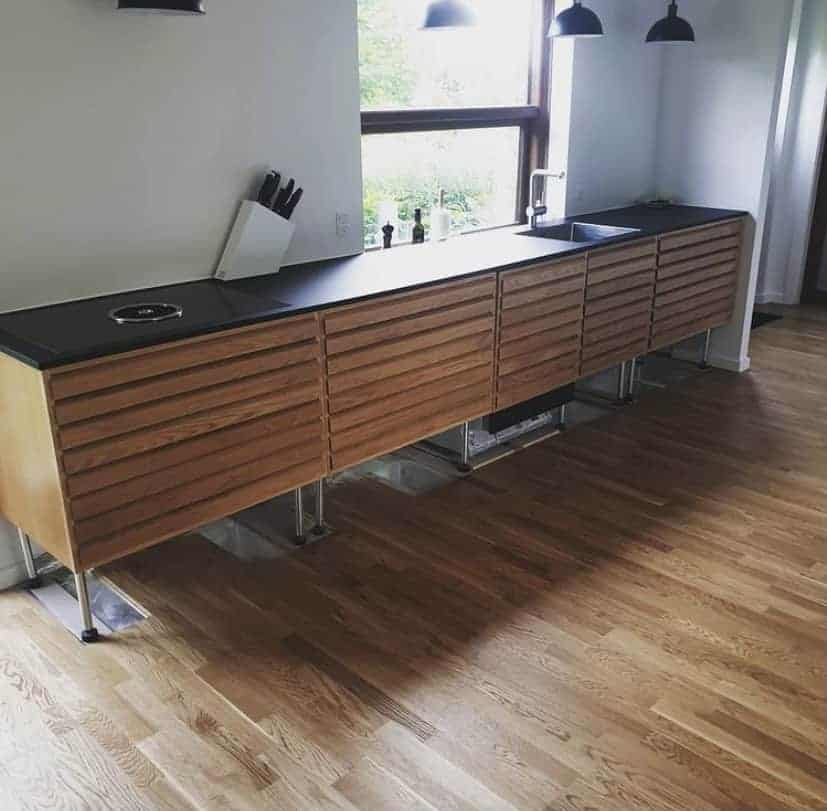 Sort og træ designet køkken