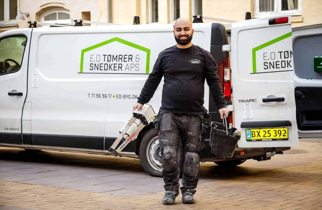 Glad tømrer på arbejde