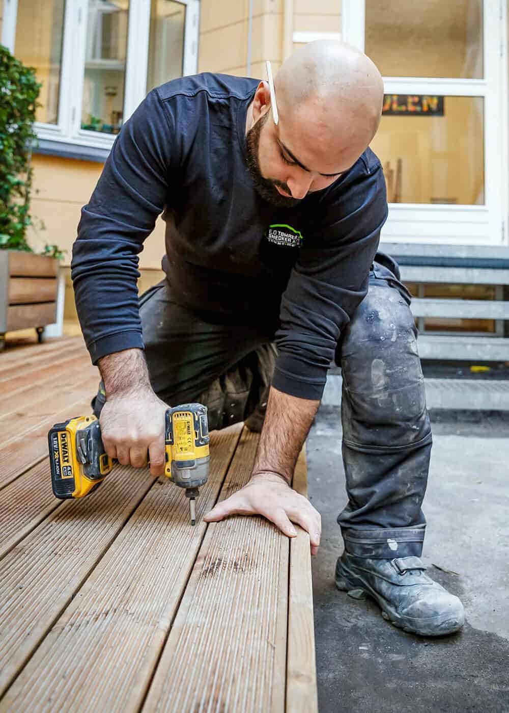 Onder udfører tømrerarbejde