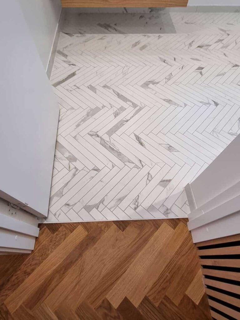 Badeværelsesrenovering med sildeben