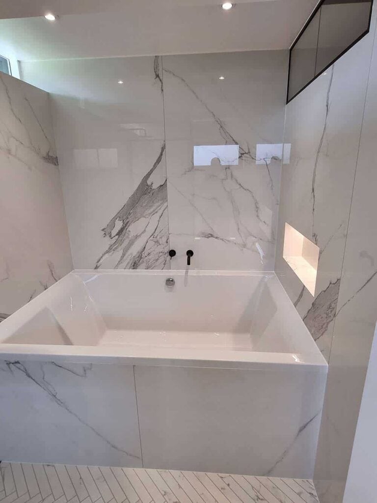 Badekar med marmor fliser