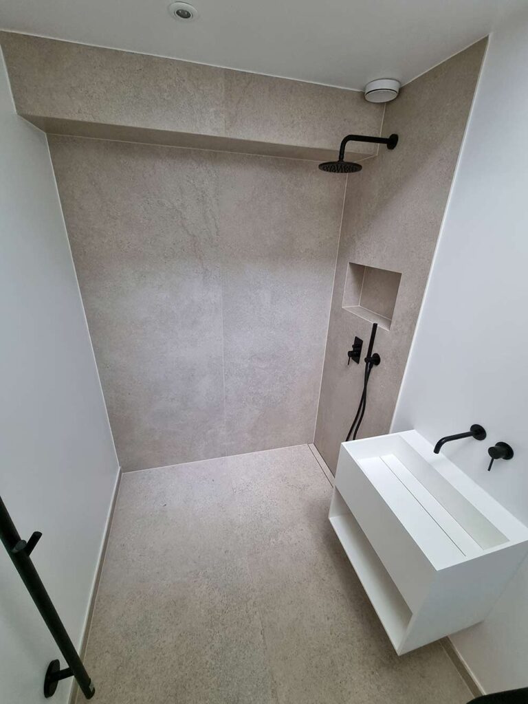 Badeværelsesrenovering med sorte detaljer