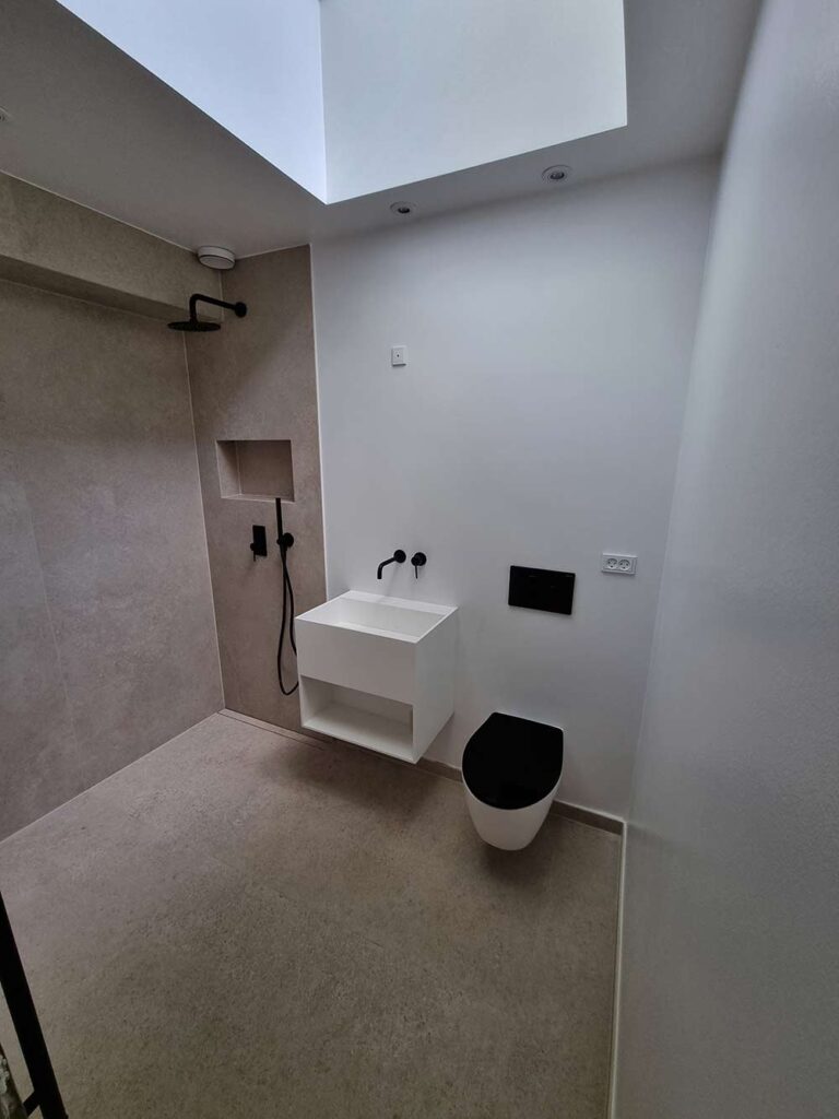 Toilet med sort bræt