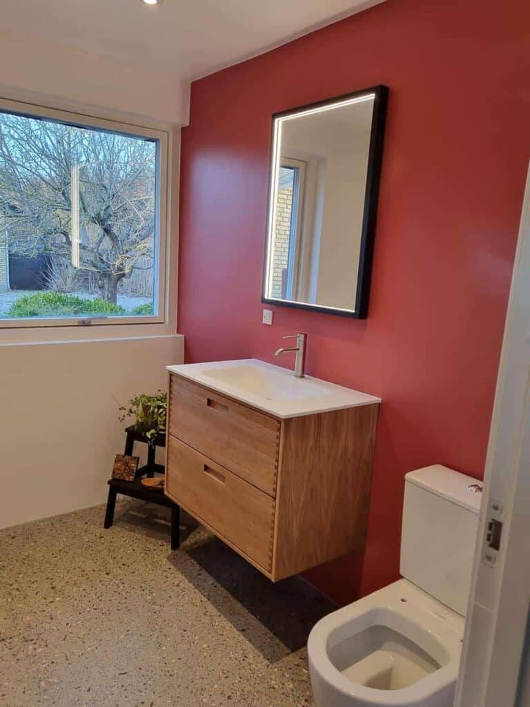 Renovering af badeværelse med en rød væg