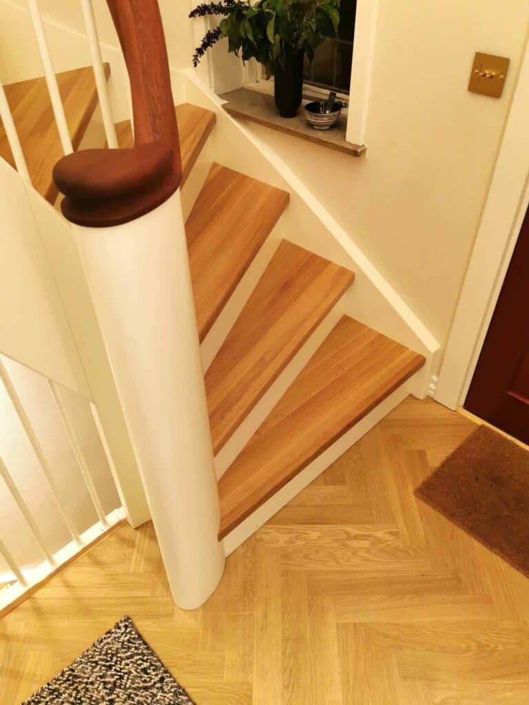 Ny hvid trappe med træ