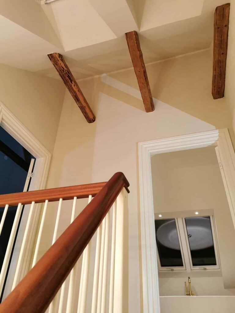 Træbjælker i loft